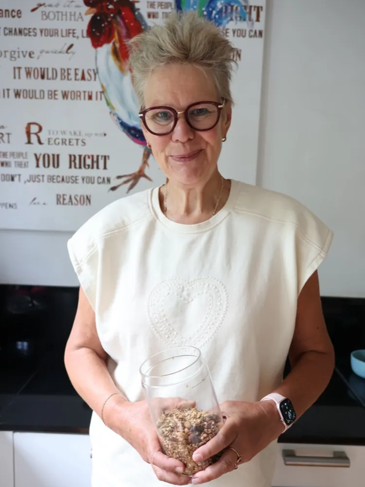 Jenny Oldenhuis in haar keuken met een pot granola