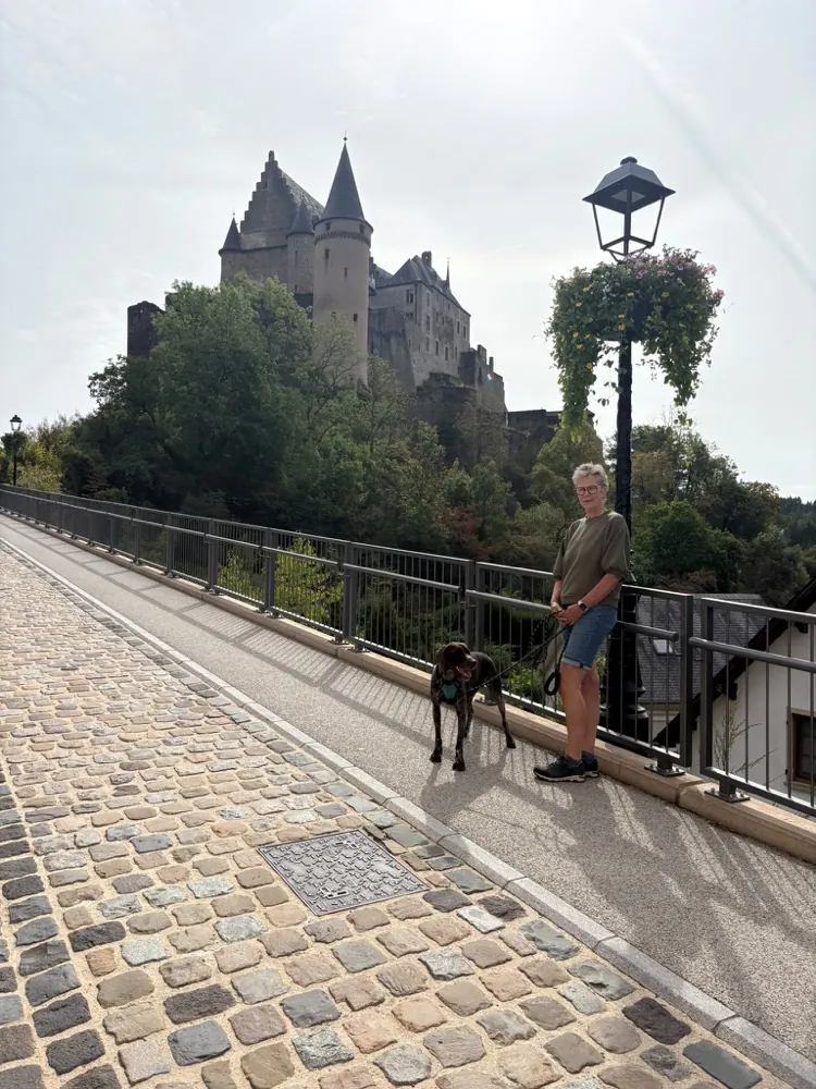 Jenny Oldenhuis buiten aan de wandel met haar hond